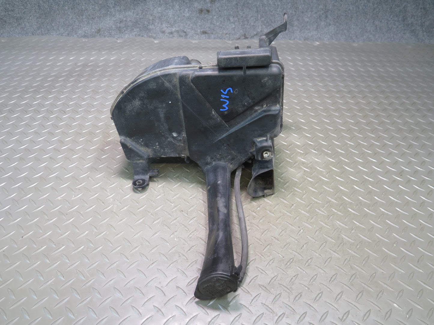02-05 Lexus JCE10L IS300 Windshield Washer Fluid Reservoir Tank w Pump OEM