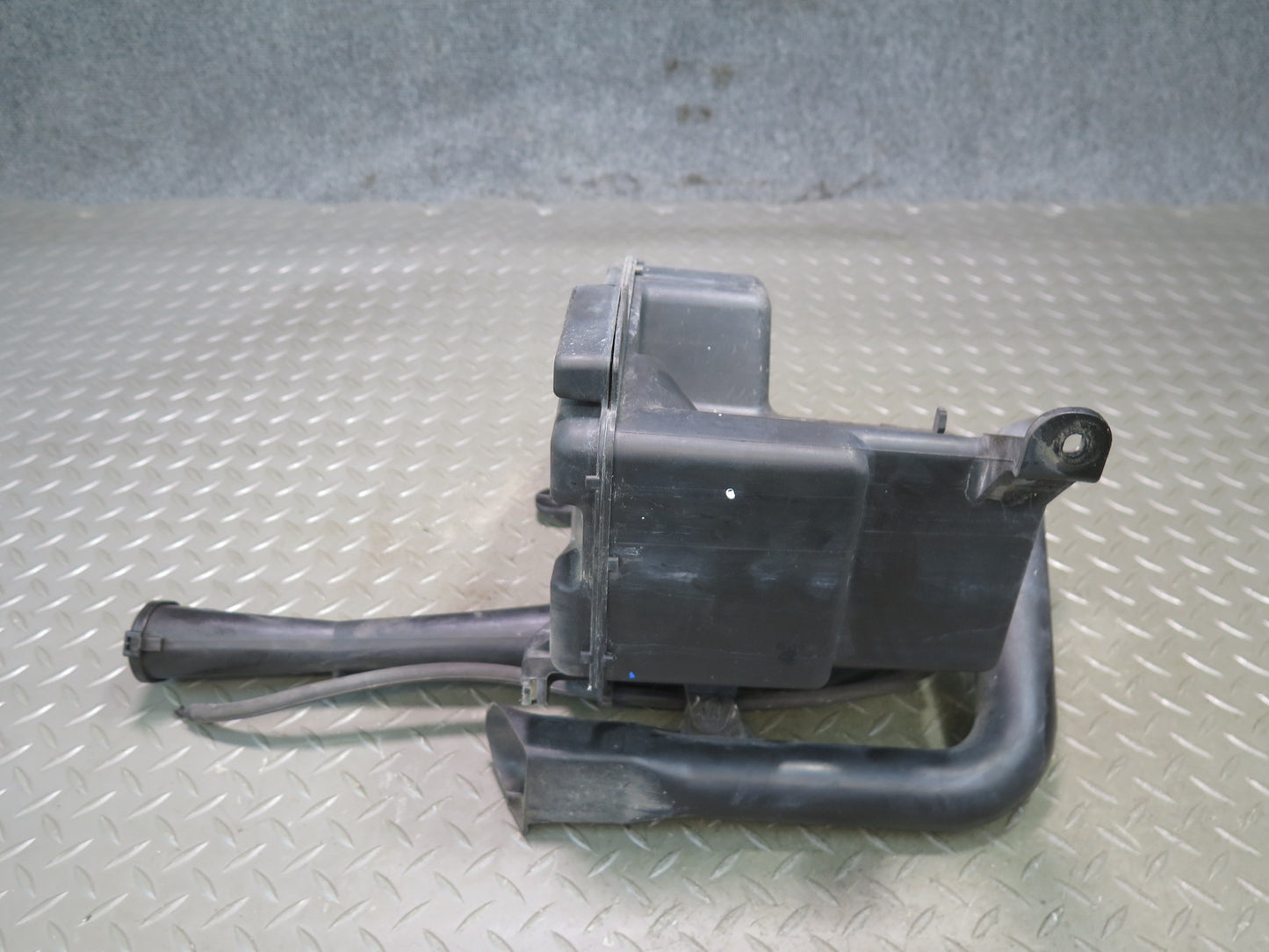 02-05 Lexus JCE10L IS300 Windshield Washer Fluid Reservoir Tank w Pump OEM