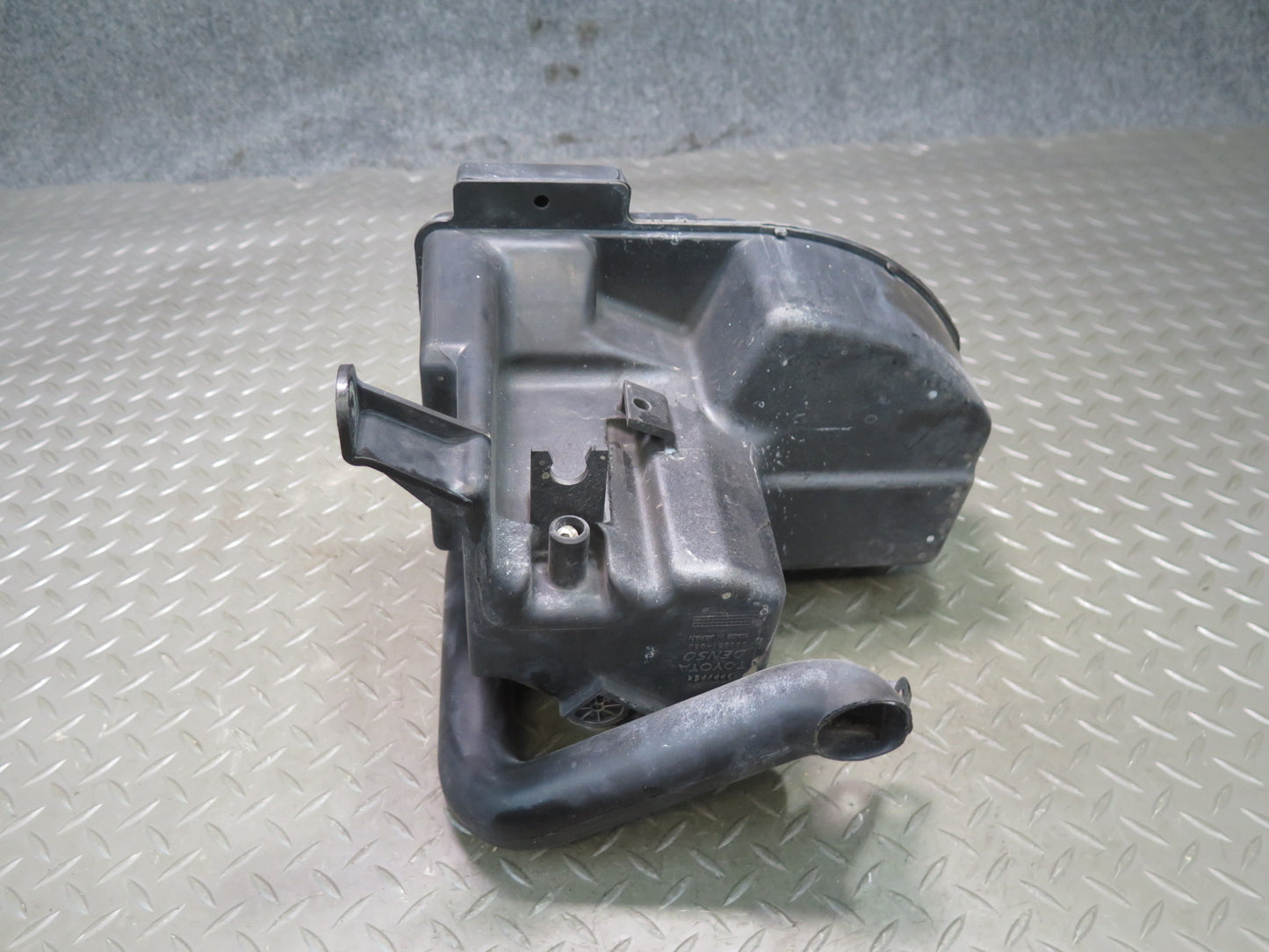 02-05 Lexus JCE10L IS300 Windshield Washer Fluid Reservoir Tank w Pump OEM