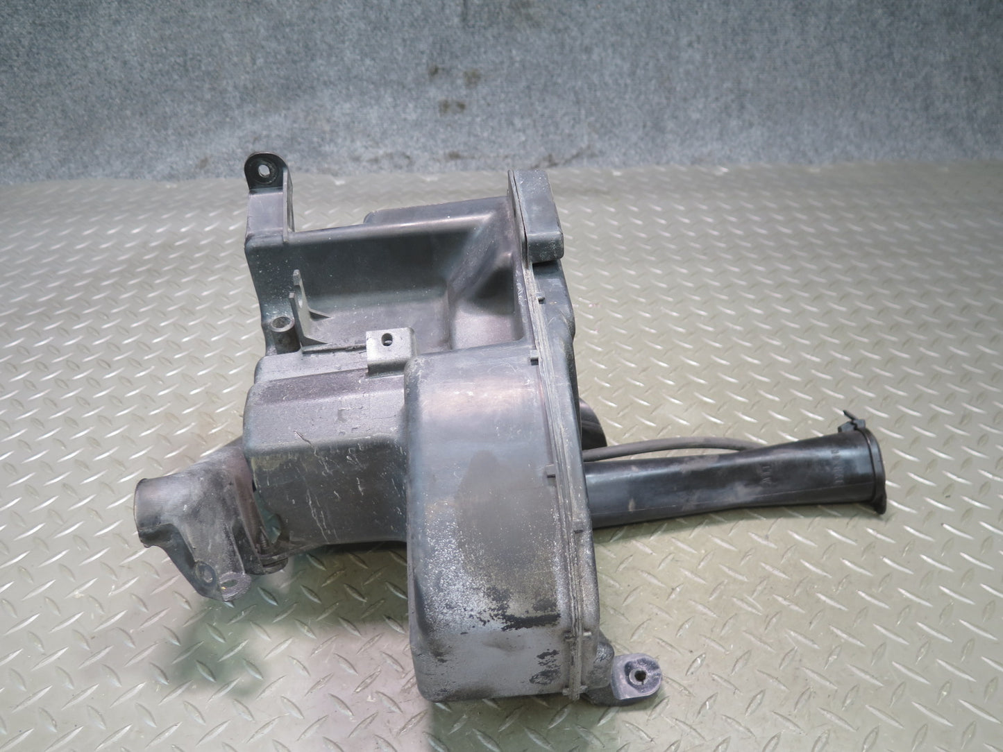 02-05 Lexus JCE10L IS300 Windshield Washer Fluid Reservoir Tank w Pump OEM