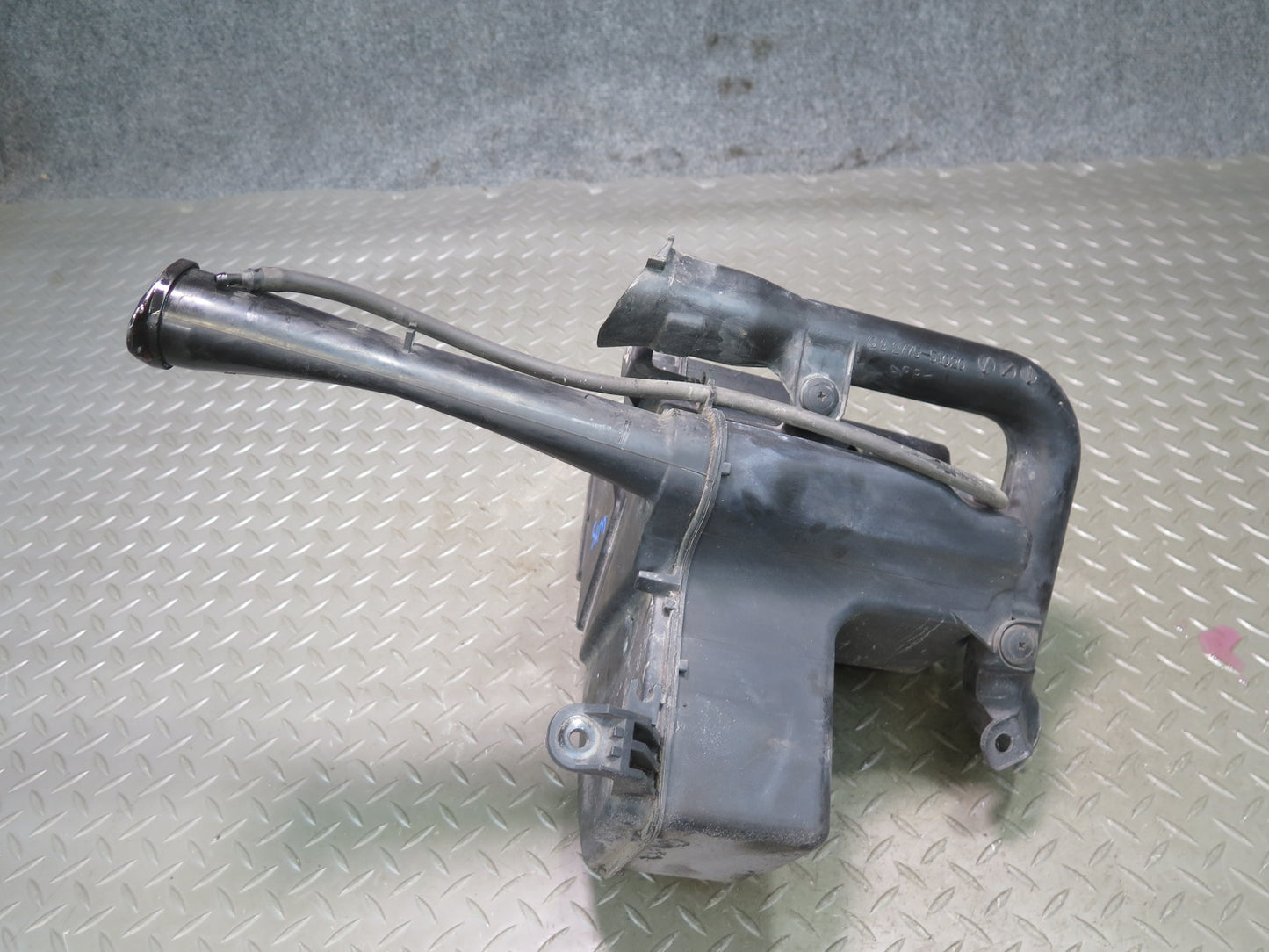 02-05 Lexus JCE10L IS300 Windshield Washer Fluid Reservoir Tank w Pump OEM
