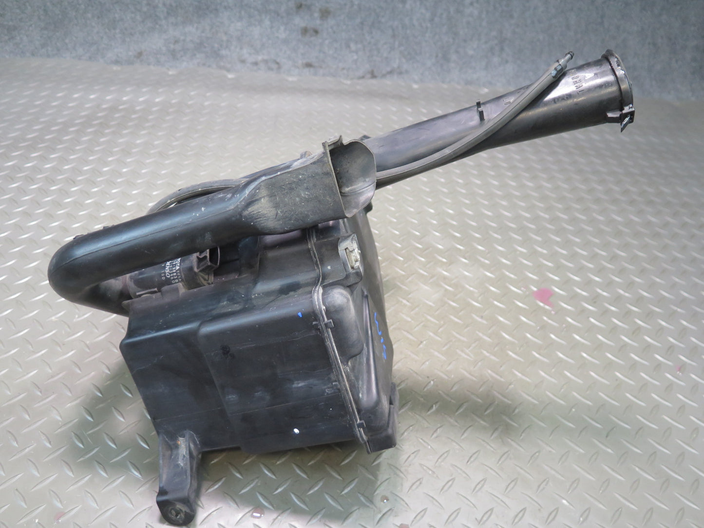 02-05 Lexus JCE10L IS300 Windshield Washer Fluid Reservoir Tank w Pump OEM