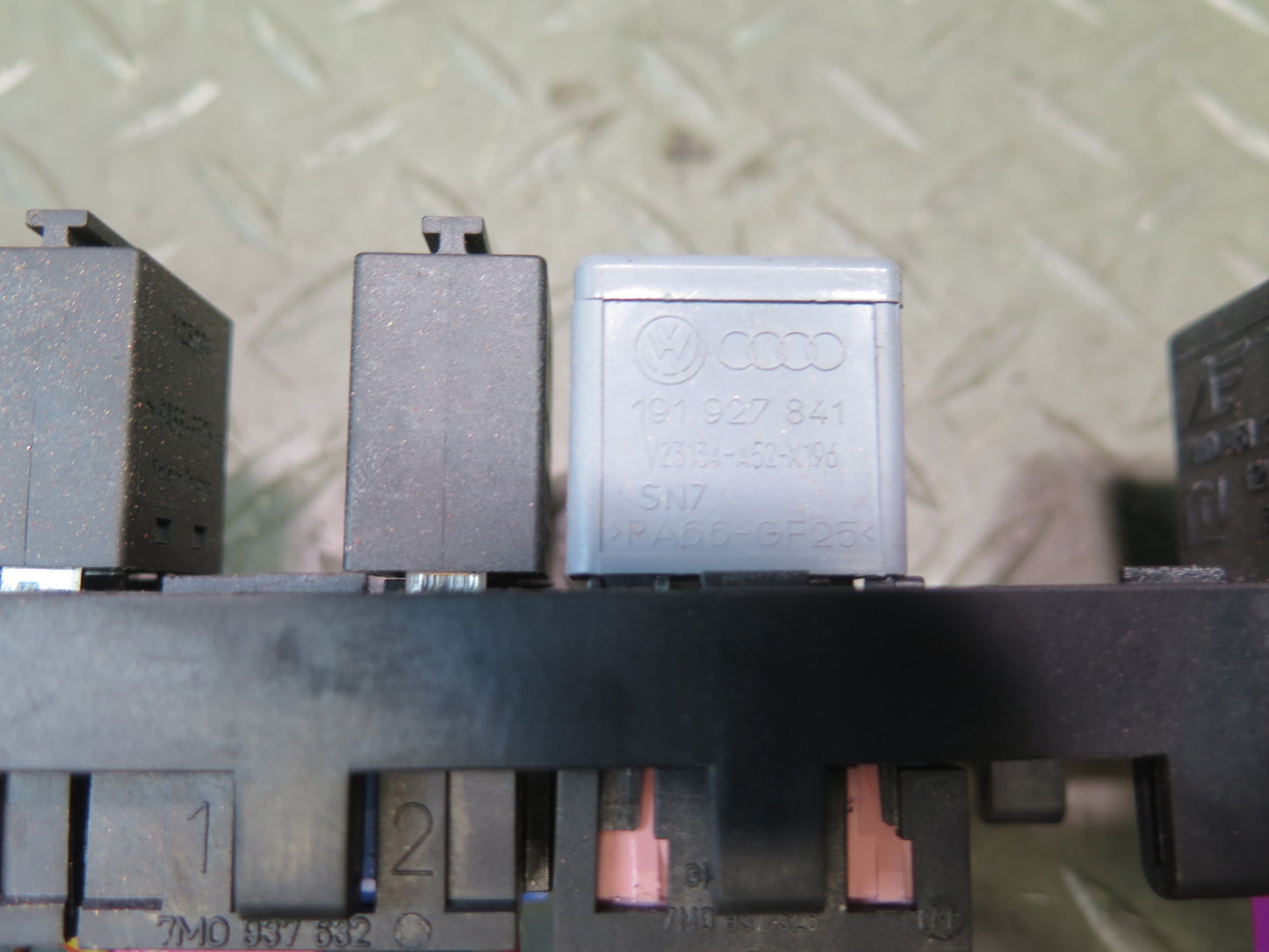 2006-2008 Bentley Flying Spur Fuse Box Relay Box Plate Module Unit
