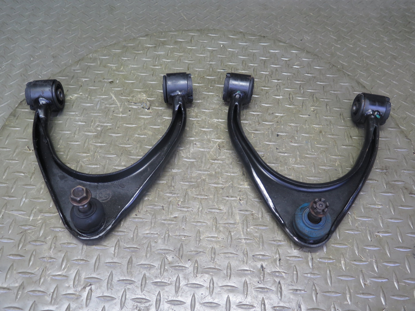 01-05 Lexus JCE10L IS300 Set of 2 Front Left & Right Upper Control Arm