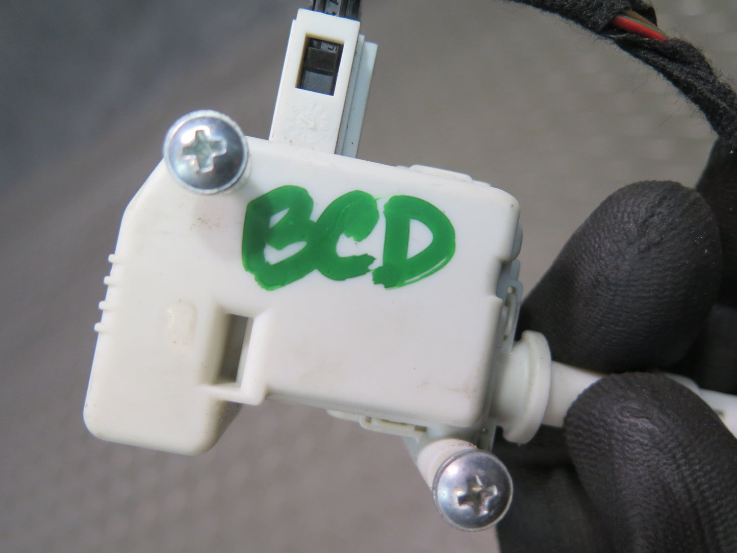 2006-2012 Bentley Flying Spur Fuel Gas Door Lock Release Actuator