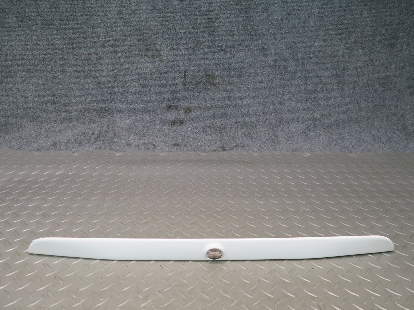 94-99 BMW E36 328ci 325ci Trunk Lid Finisher Trim Molding Grip Alpinweiss OEM