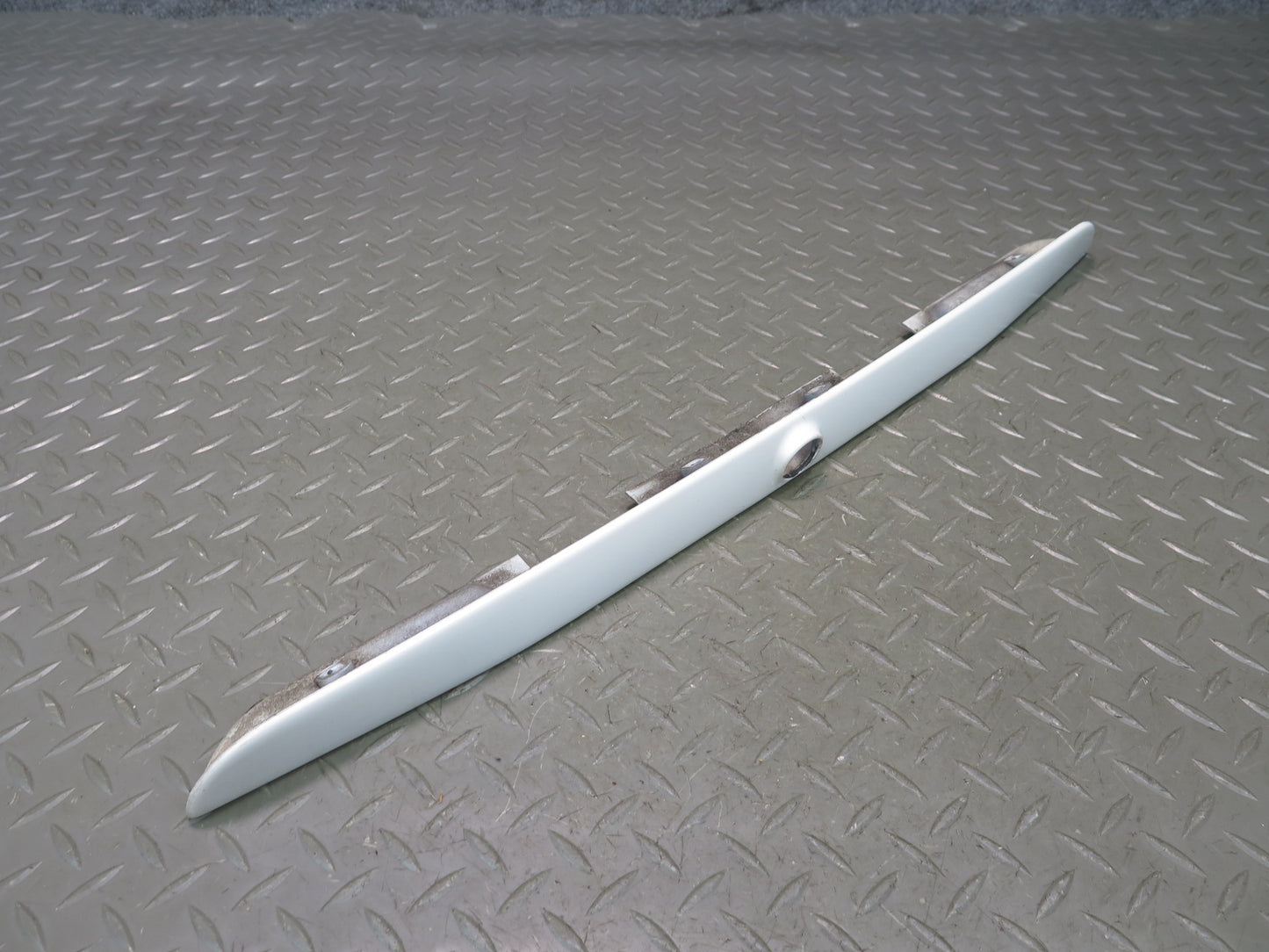 94-99 BMW E36 328ci 325ci Trunk Lid Finisher Trim Molding Grip Alpinweiss OEM