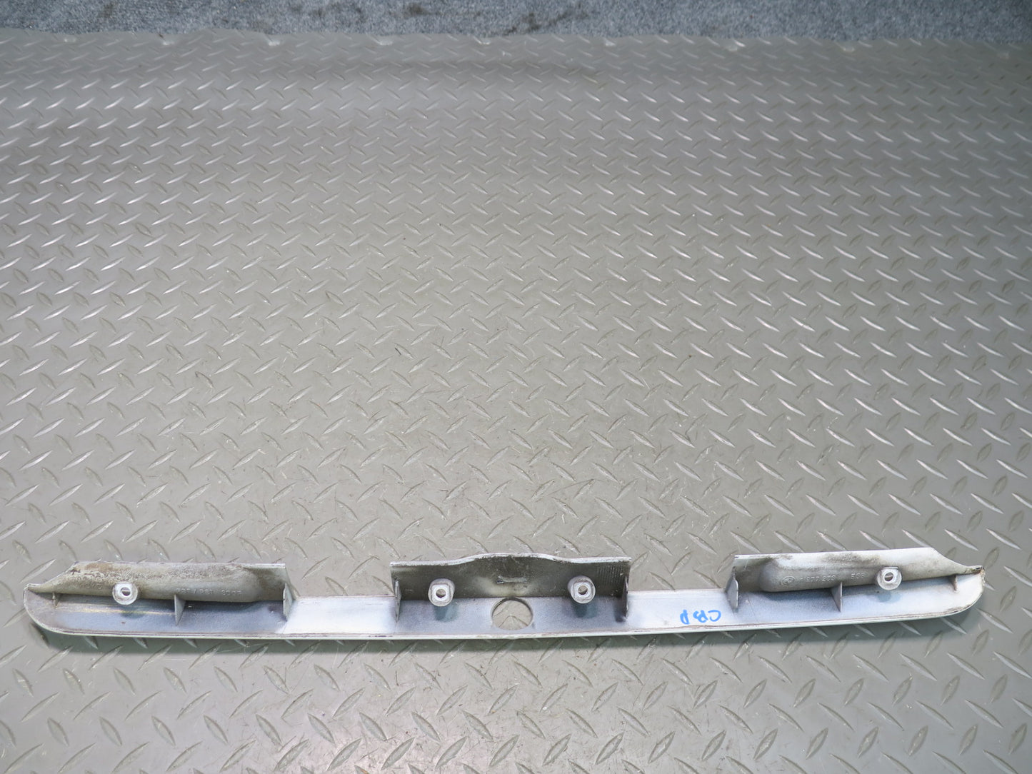 94-99 BMW E36 328ci 325ci Trunk Lid Finisher Trim Molding Grip Alpinweiss OEM
