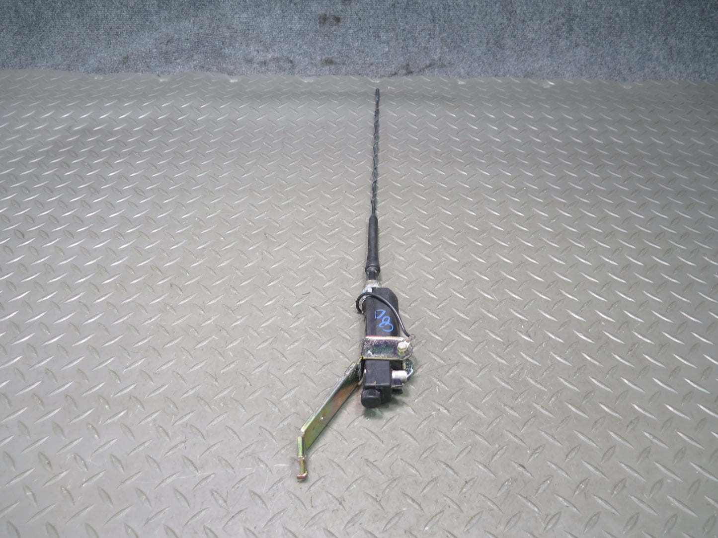 94-99 BMW E36 328iC Convertible Radio Antenna w Mount Bracket Assembly OEM