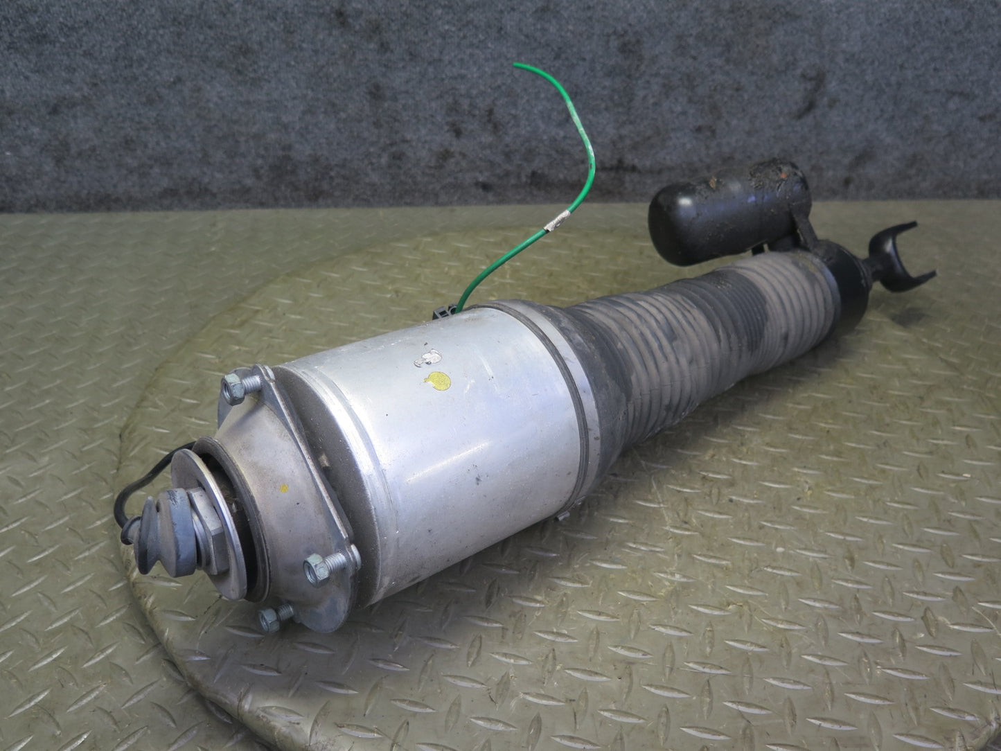 2006-2012 Bentley Flying Spur Front Right Side Air Ride Air Shock Strut Absorber