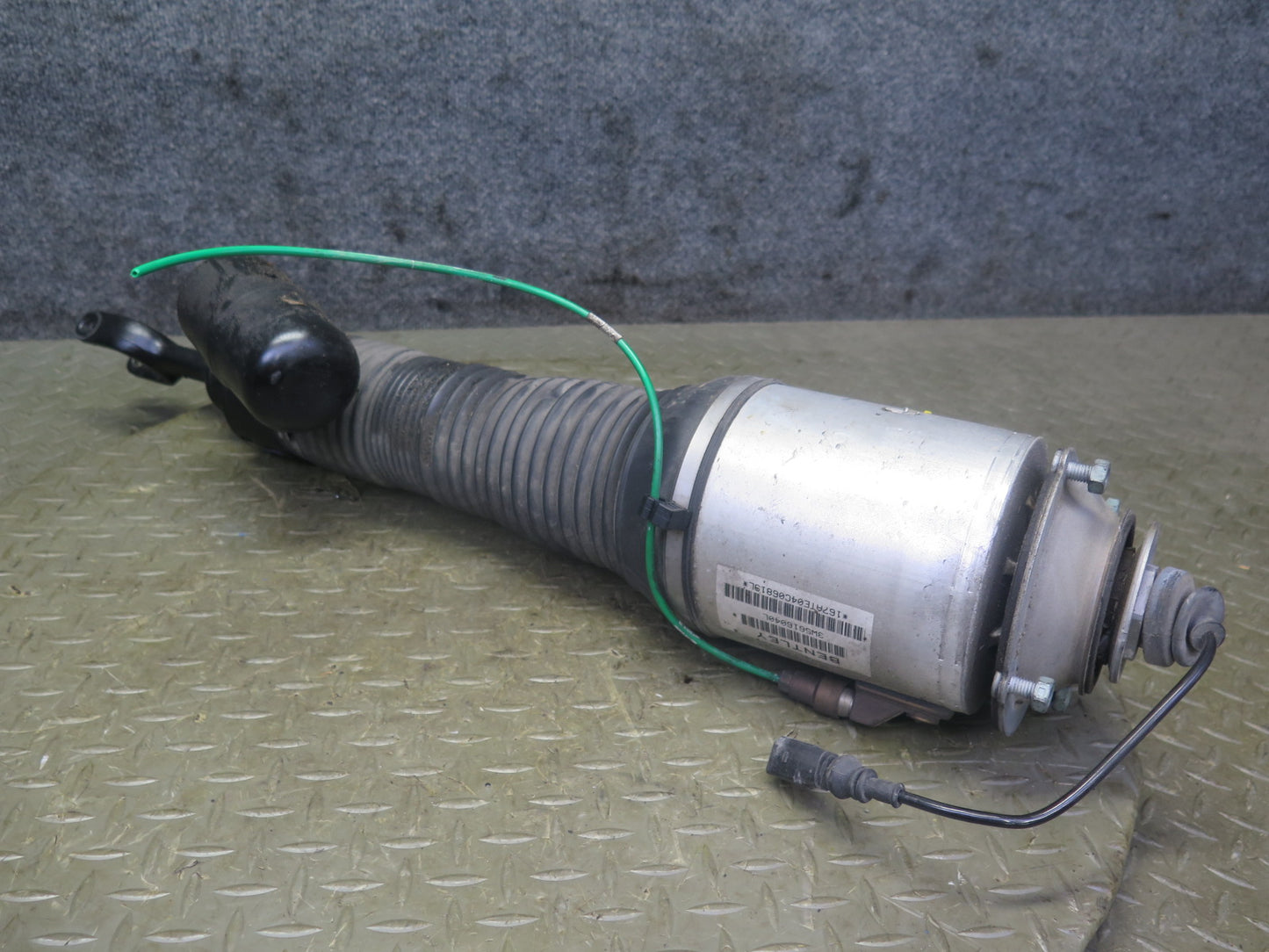 2006-2012 Bentley Flying Spur Front Right Side Air Ride Air Shock Strut Absorber