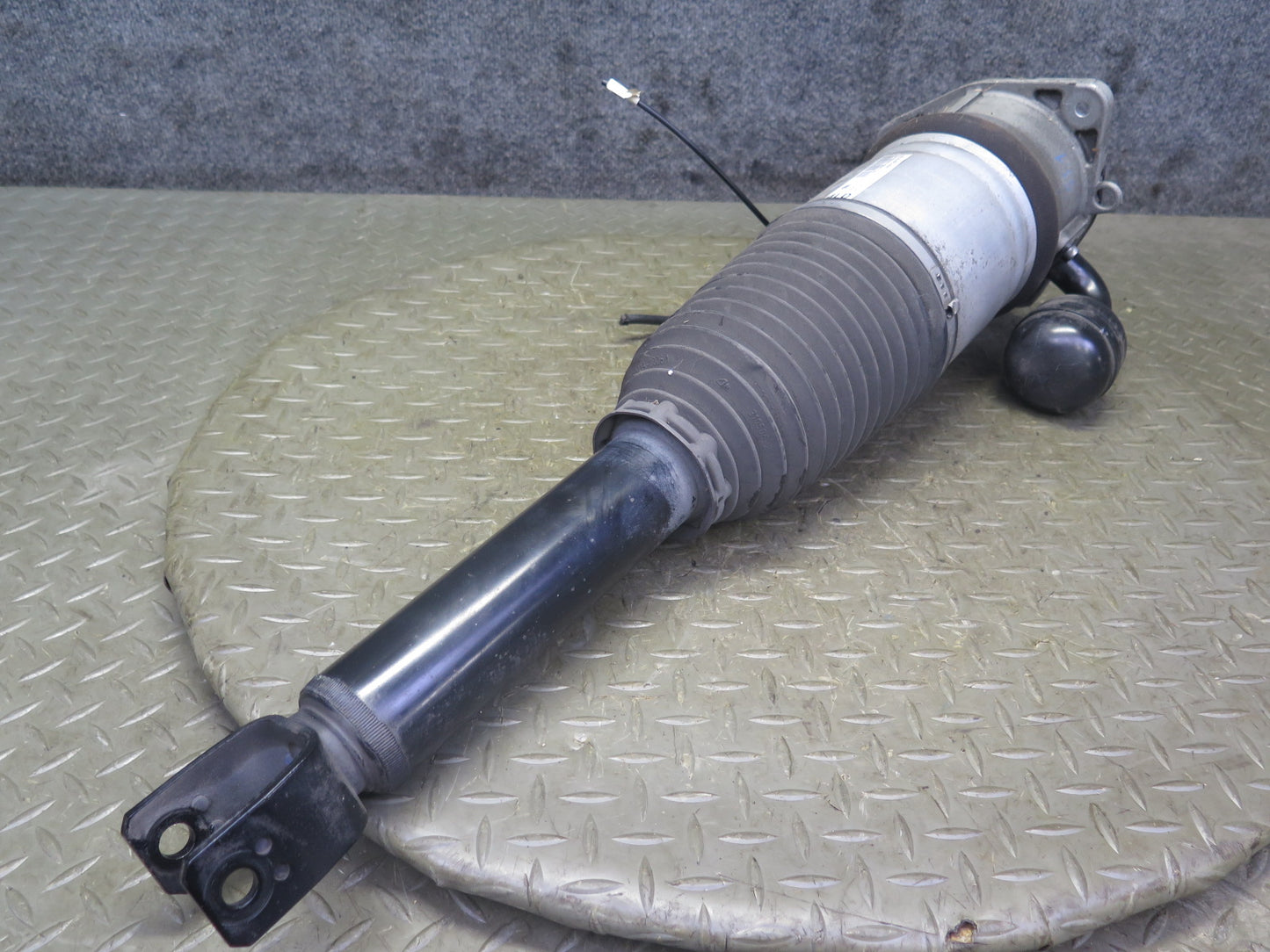 2006-2012 Bentley Flying Spur Rear Left Side Air Ride Air Shock Strut Absorber
