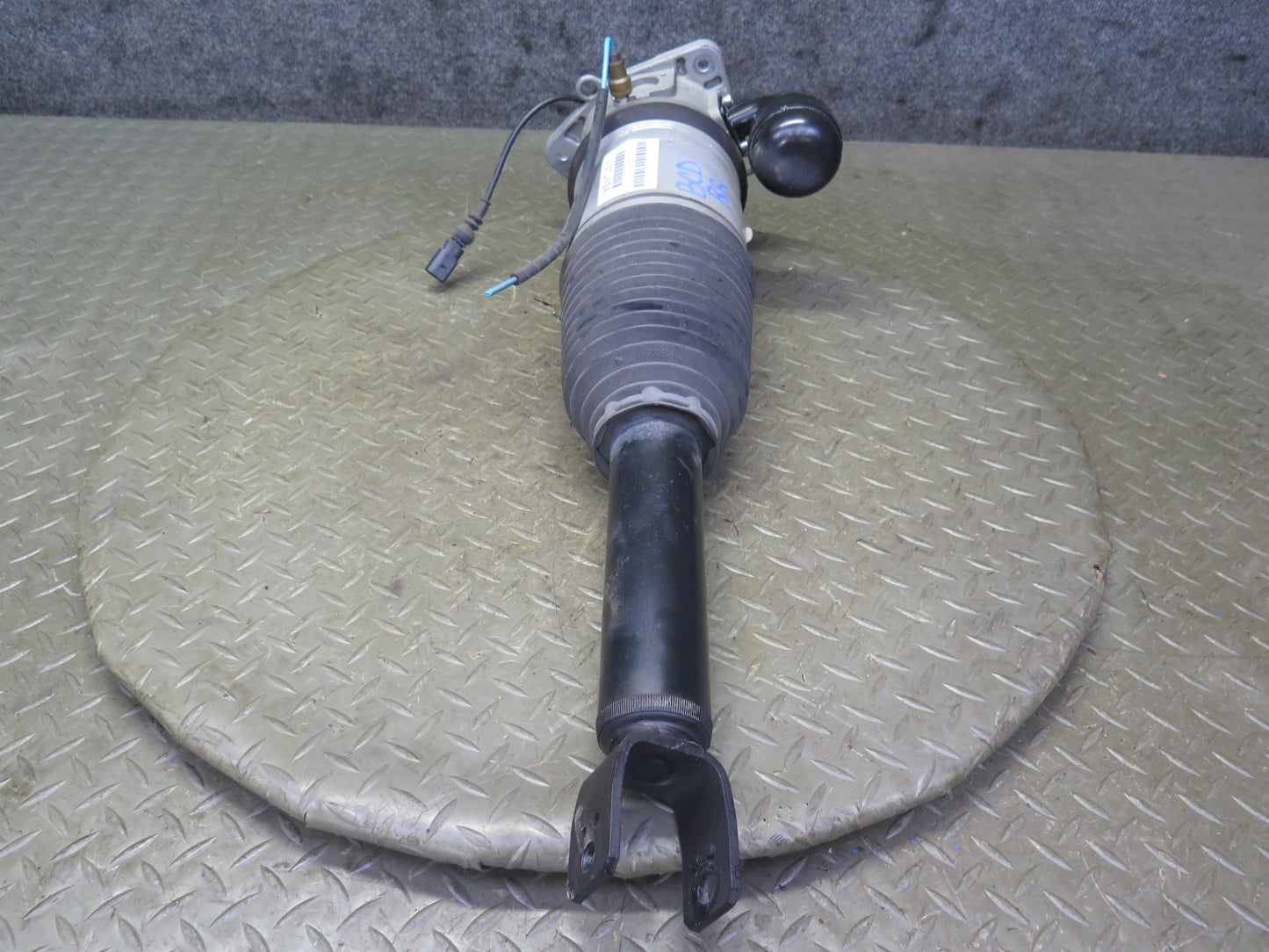 2006-2012 Bentley Flying Spur Rear Right Side Air Ride Air Shock Strut Absorber