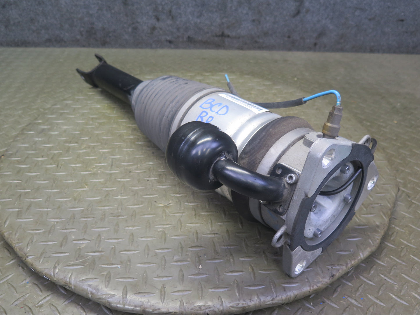 2006-2012 Bentley Flying Spur Rear Right Side Air Ride Air Shock Strut Absorber