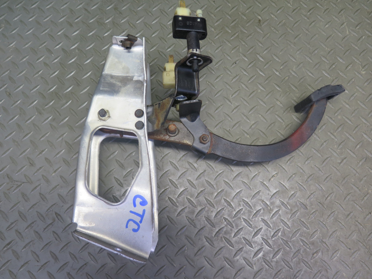 84-88 Chevrolet Corvette C4 M/T Gearshifter w Linkage & Brake Pedal Set OEM
