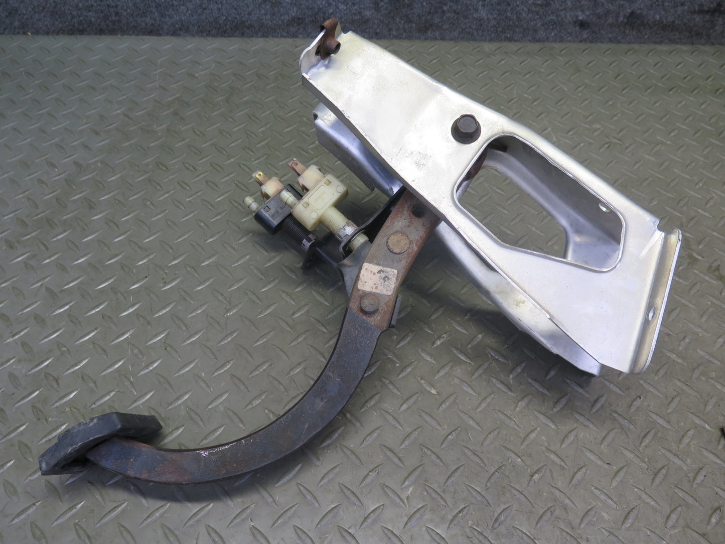 84-88 Chevrolet Corvette C4 M/T Gearshifter w Linkage & Brake Pedal Set OEM
