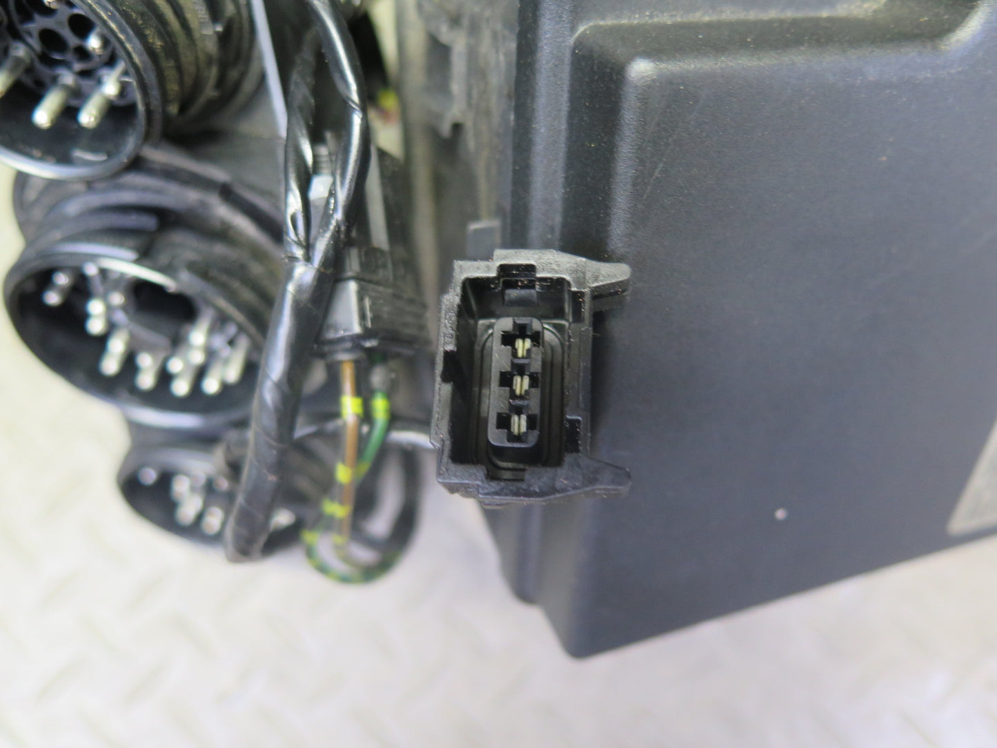 96-99 BMW E36 328iC Under Hood Junction Fuse Relay Box OEM