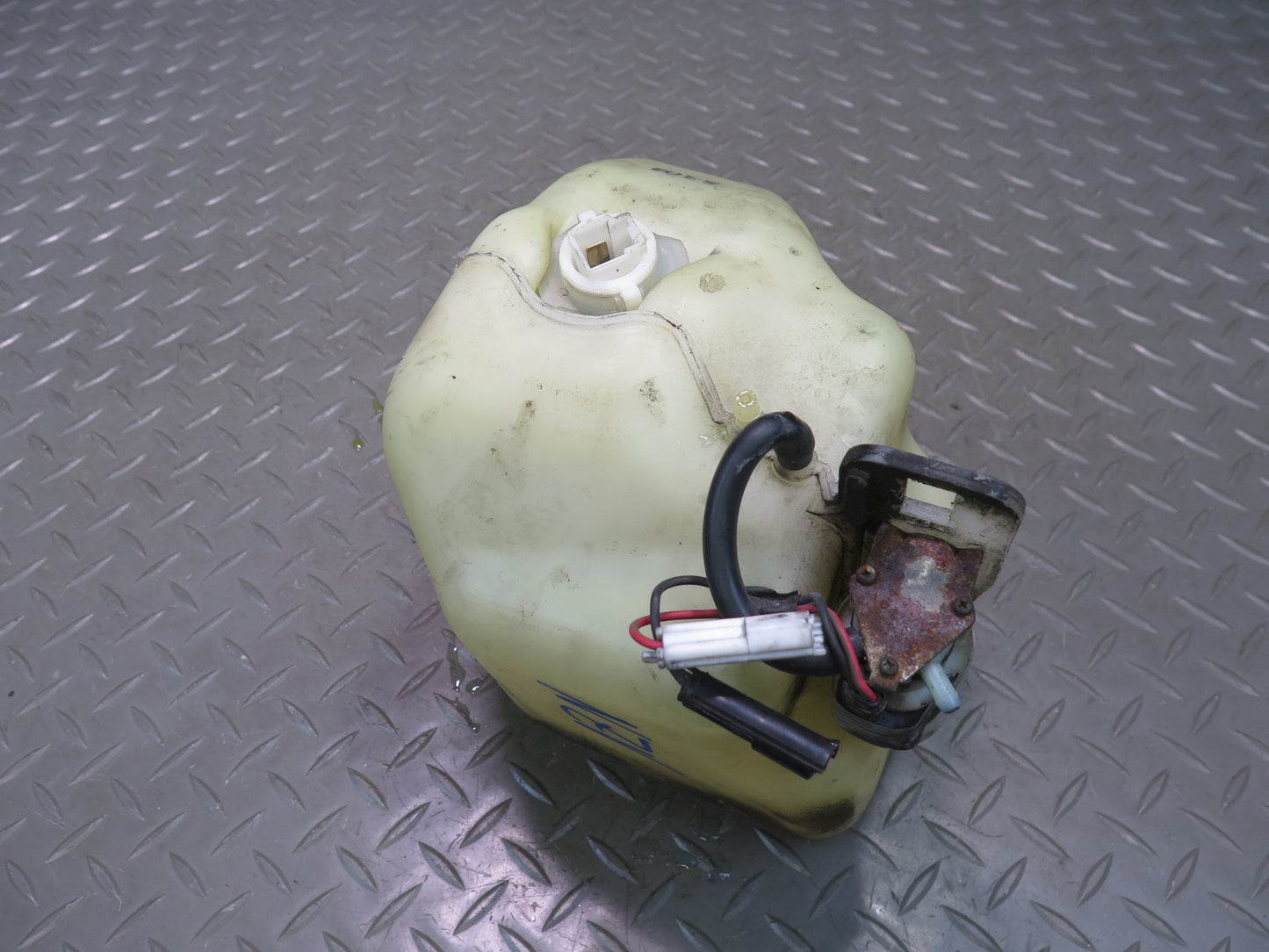 84-86 Nissan Z31 300ZX Windshield Washer Fluid Reservoir Tank w Pumpoem