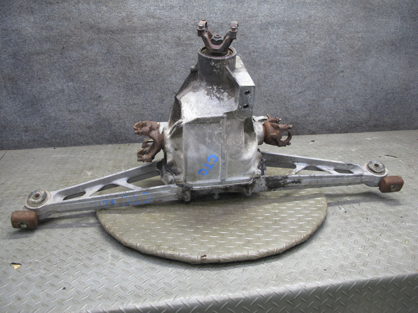84-87 Chevrolet Corvette C4 M/T Rear Differential Carrier LSD 3.07 Ratio OEM