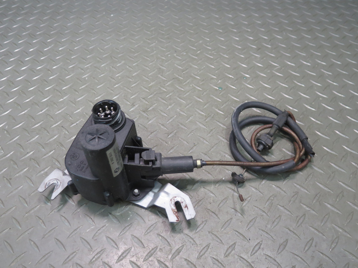 96-99 BMW E36 328ic Cruise Control Actuator Motor w Cable 8360043 OEM
