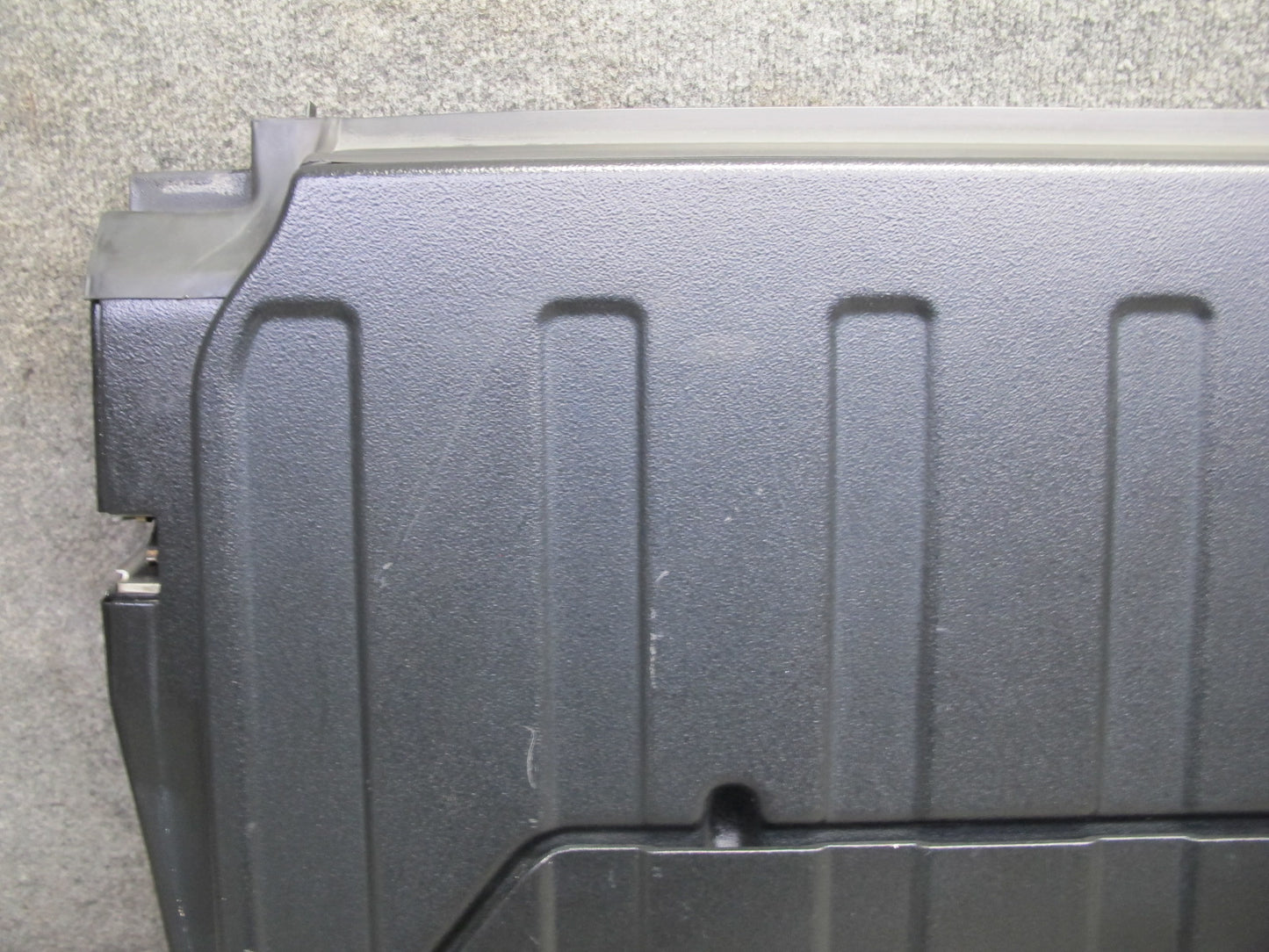 2005-2009 Hummer H2 SUT Rear Middle Center MID Gate Deck Lid Panel