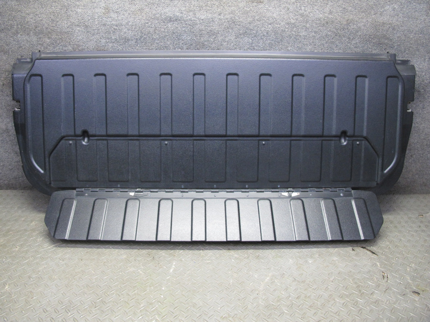2005-2009 Hummer H2 SUT Rear Middle Center MID Gate Deck Lid Panel
