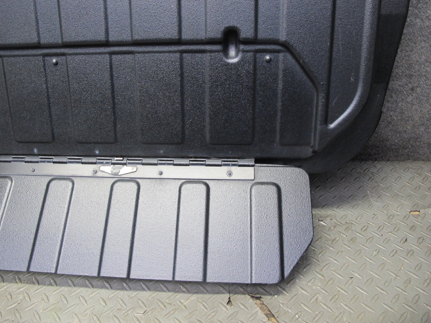 2005-2009 Hummer H2 SUT Rear Middle Center MID Gate Deck Lid Panel