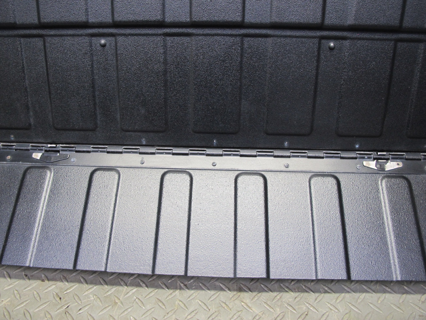 2005-2009 Hummer H2 SUT Rear Middle Center MID Gate Deck Lid Panel