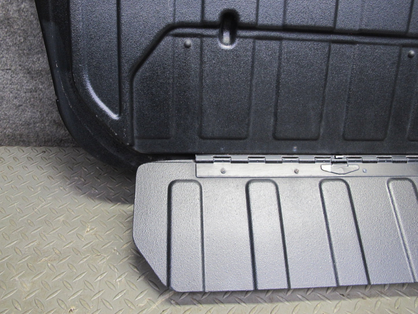 2005-2009 Hummer H2 SUT Rear Middle Center MID Gate Deck Lid Panel
