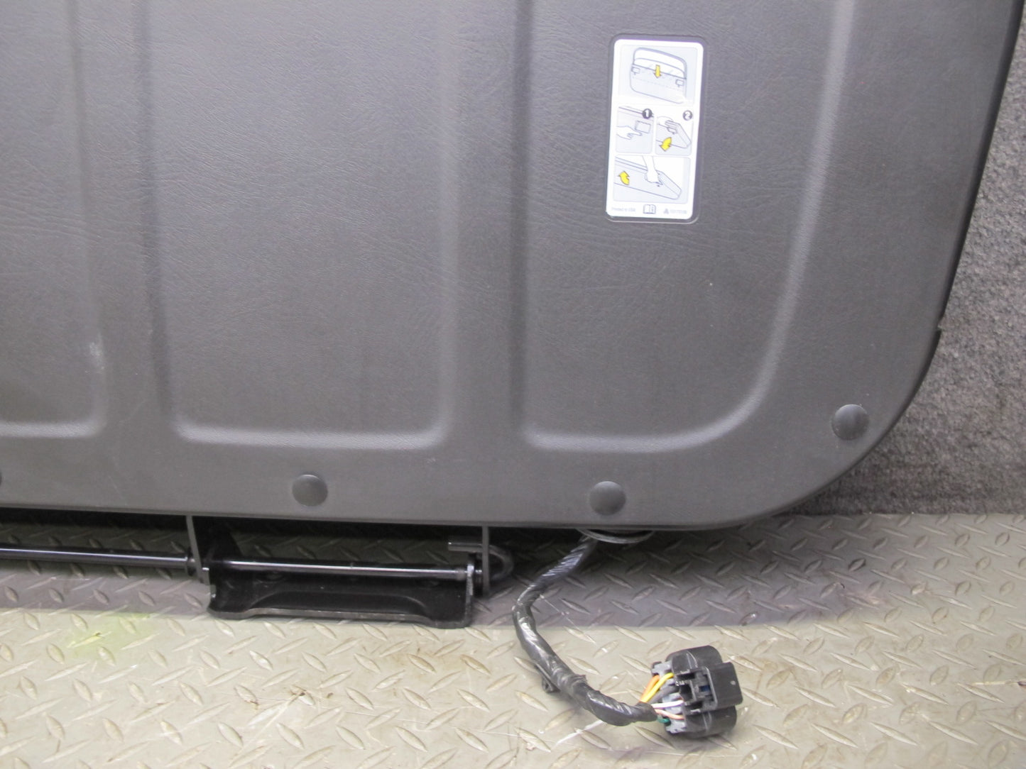 2005-2009 Hummer H2 SUT Rear Middle Center MID Gate Deck Lid Panel