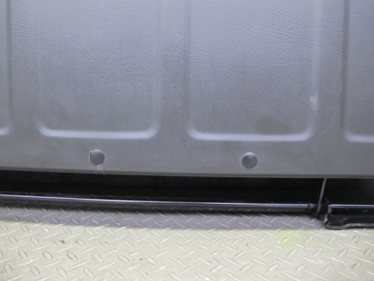 2005-2009 Hummer H2 SUT Rear Middle Center MID Gate Deck Lid Panel