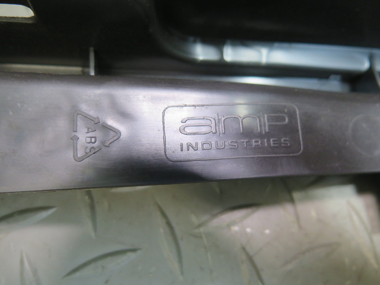 05-09 Hummer H2 SUT Rear Left & Right Quarter Glass Window Trim Panel Set of 2