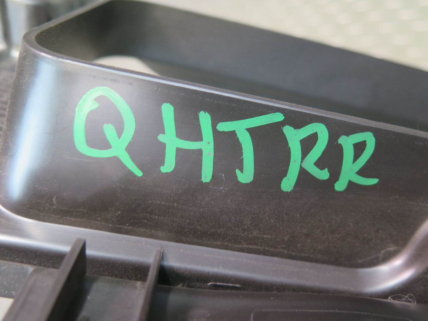 05-09 Hummer H2 SUT Rear Left & Right Quarter Glass Window Trim Panel Set of 2