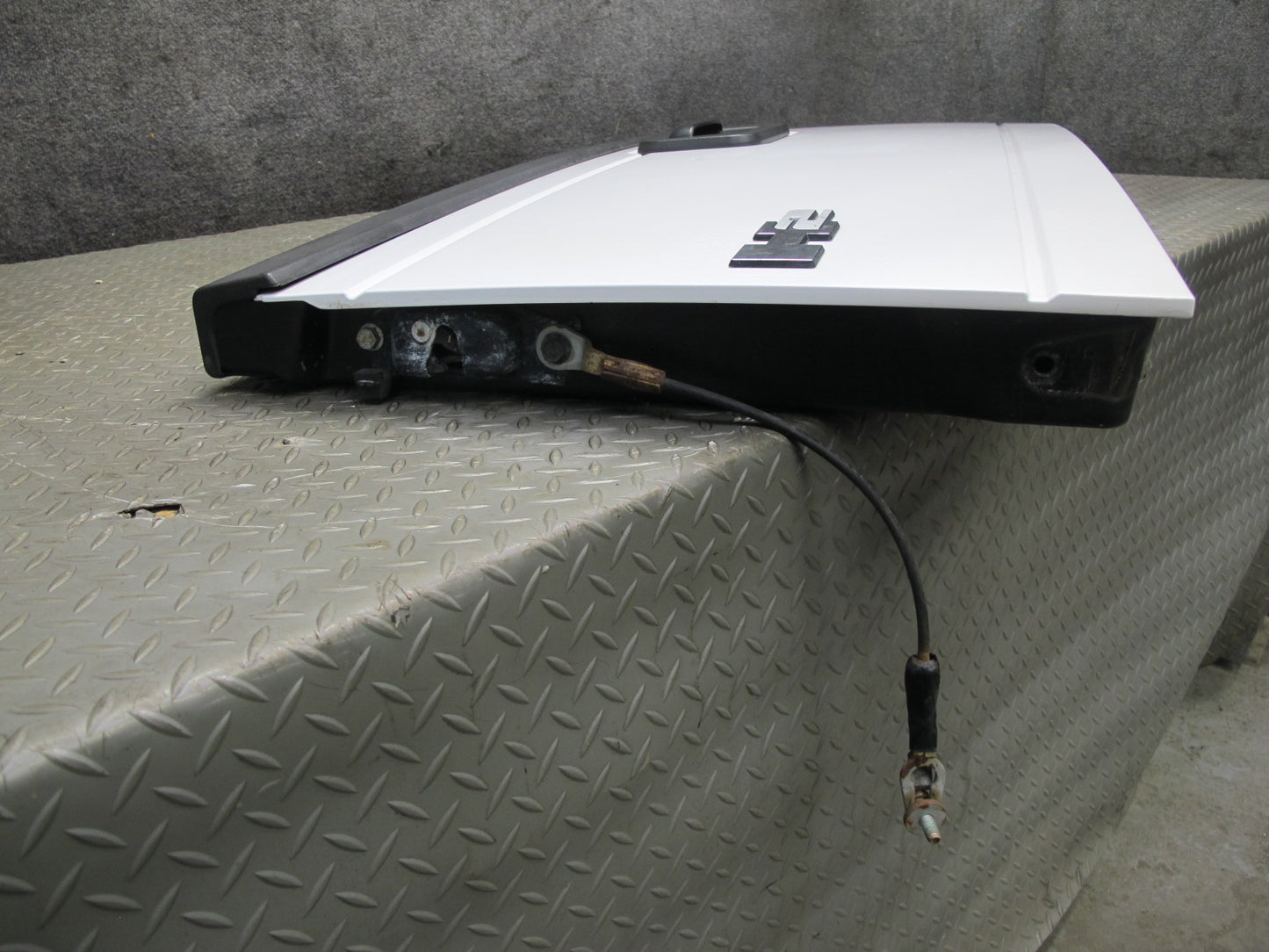 2005-2009 Hummer H2 SUT Rear Tailgate Trunk Hatch Lid Gate Panel White