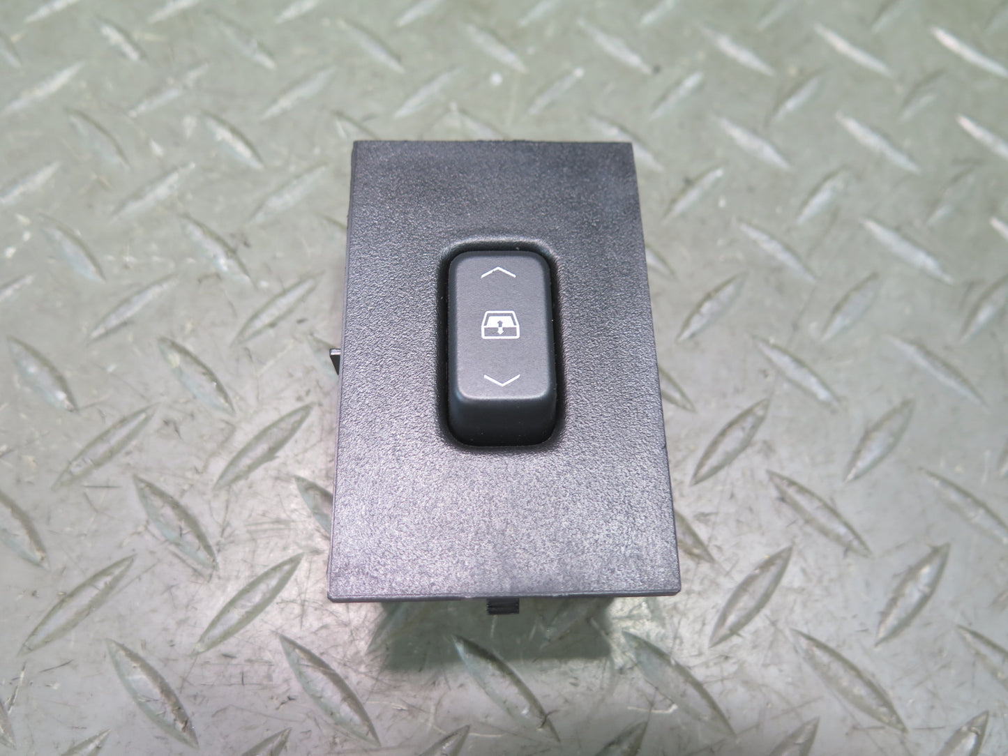 2005-2007 Hummer H2 SUT Rear Back Center Window Switch