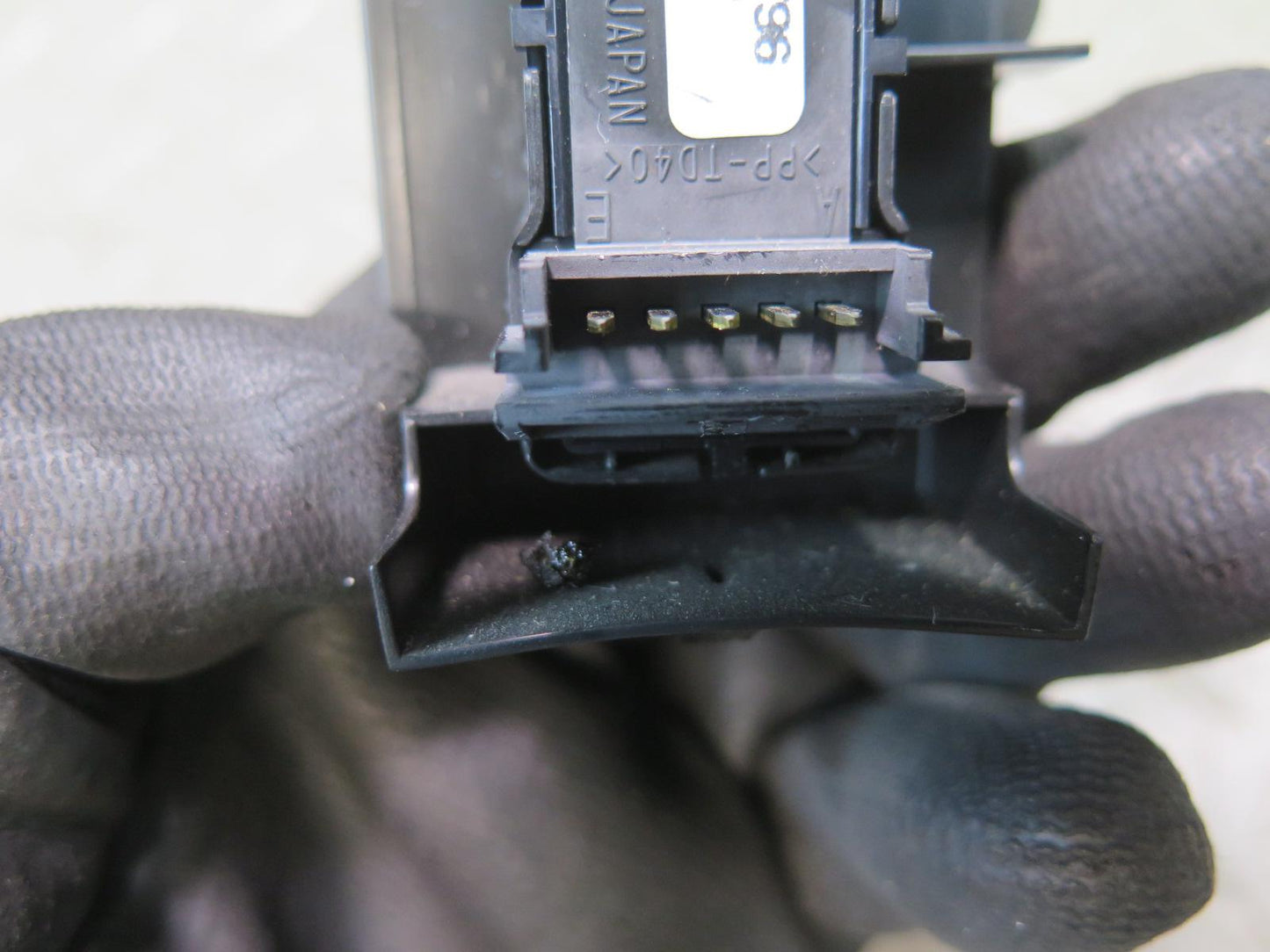 2005-2007 Hummer H2 SUT Rear Back Center Window Switch