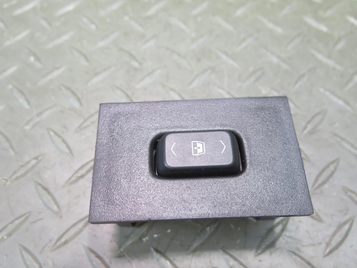 2005-2007 Hummer H2 SUT Rear Back Center Window Switch