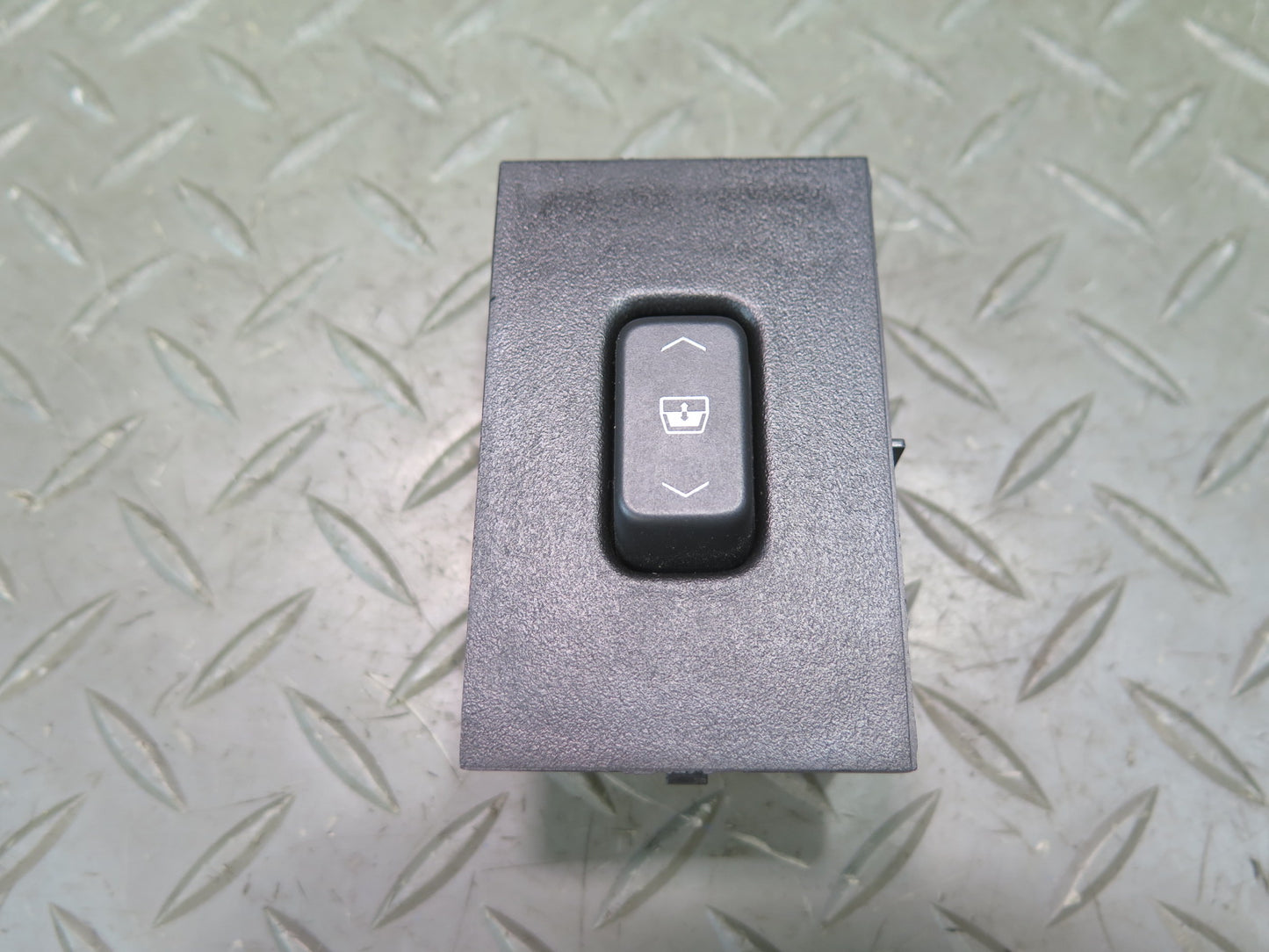 2005-2007 Hummer H2 SUT Rear Back Center Window Switch