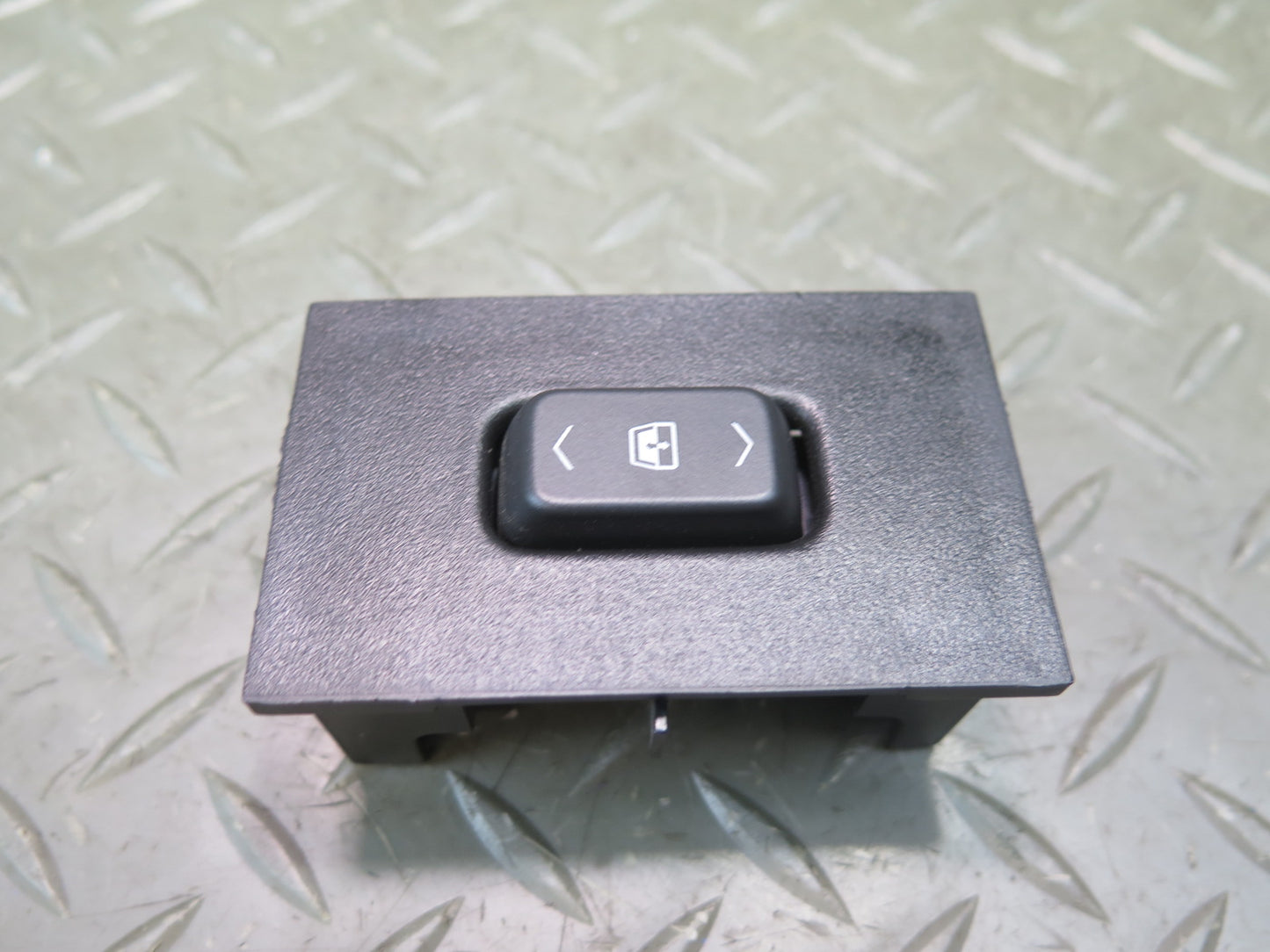 2005-2007 Hummer H2 SUT Rear Back Center Window Switch