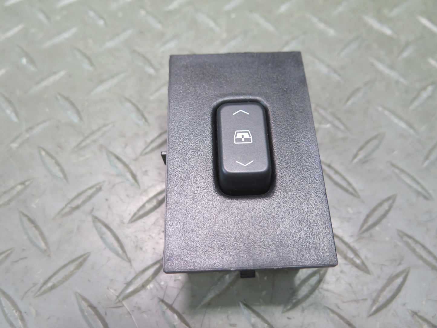 2005-2007 Hummer H2 SUT Rear Back Center Window Switch