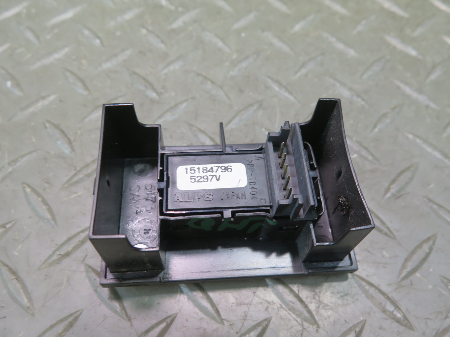 2005-2007 Hummer H2 SUT Rear Back Center Window Switch