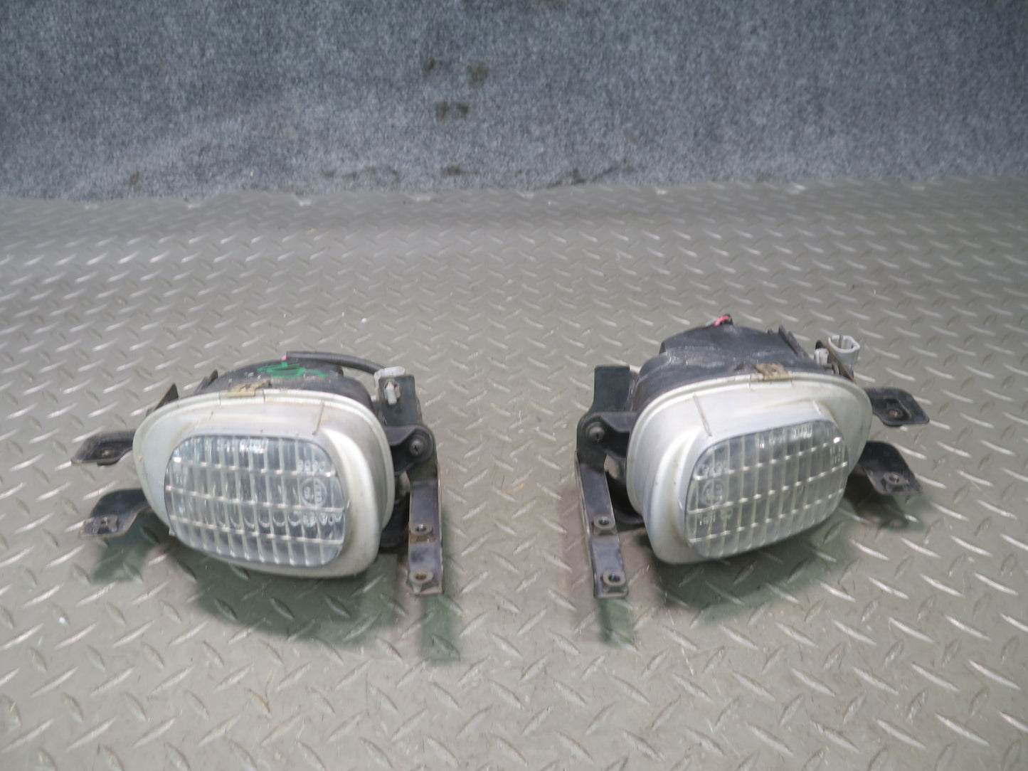 02-10 Lexus SC430 UZZ40L Set of 2 Front Bumper Left & Right Fog Light Lamp OEM