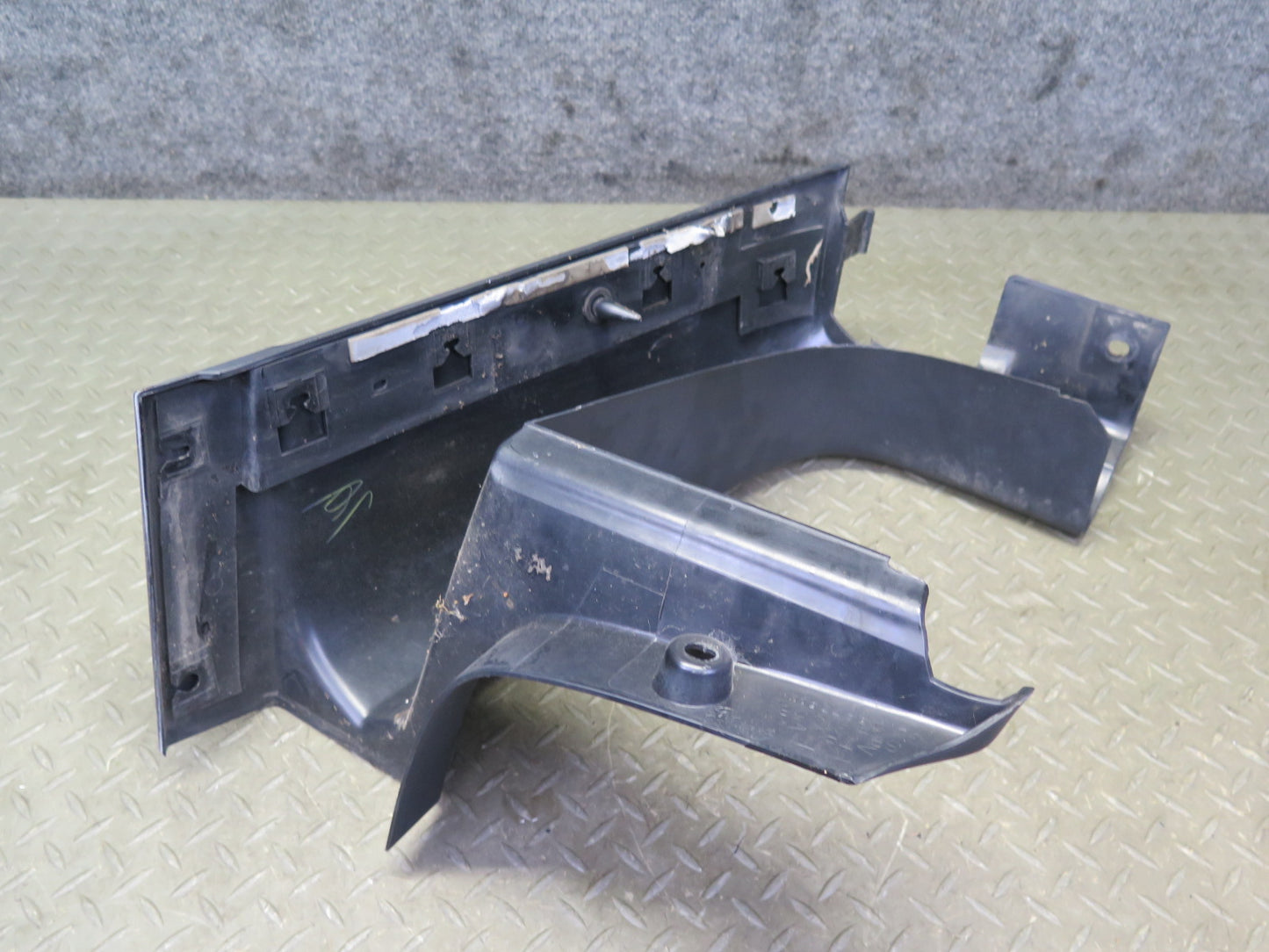 2003-2009 Hummer H2 Rear Right Interior CAB Trim Cover Panel 15277511