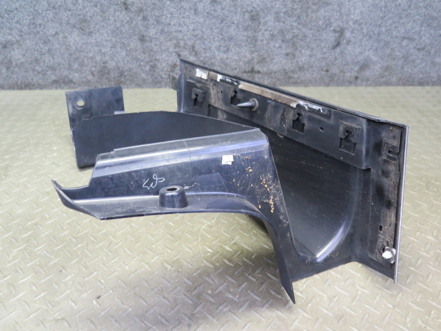 2005-2007 Hummer H2 Rear Left Interior CAB Trim Cover Panel 15277510
