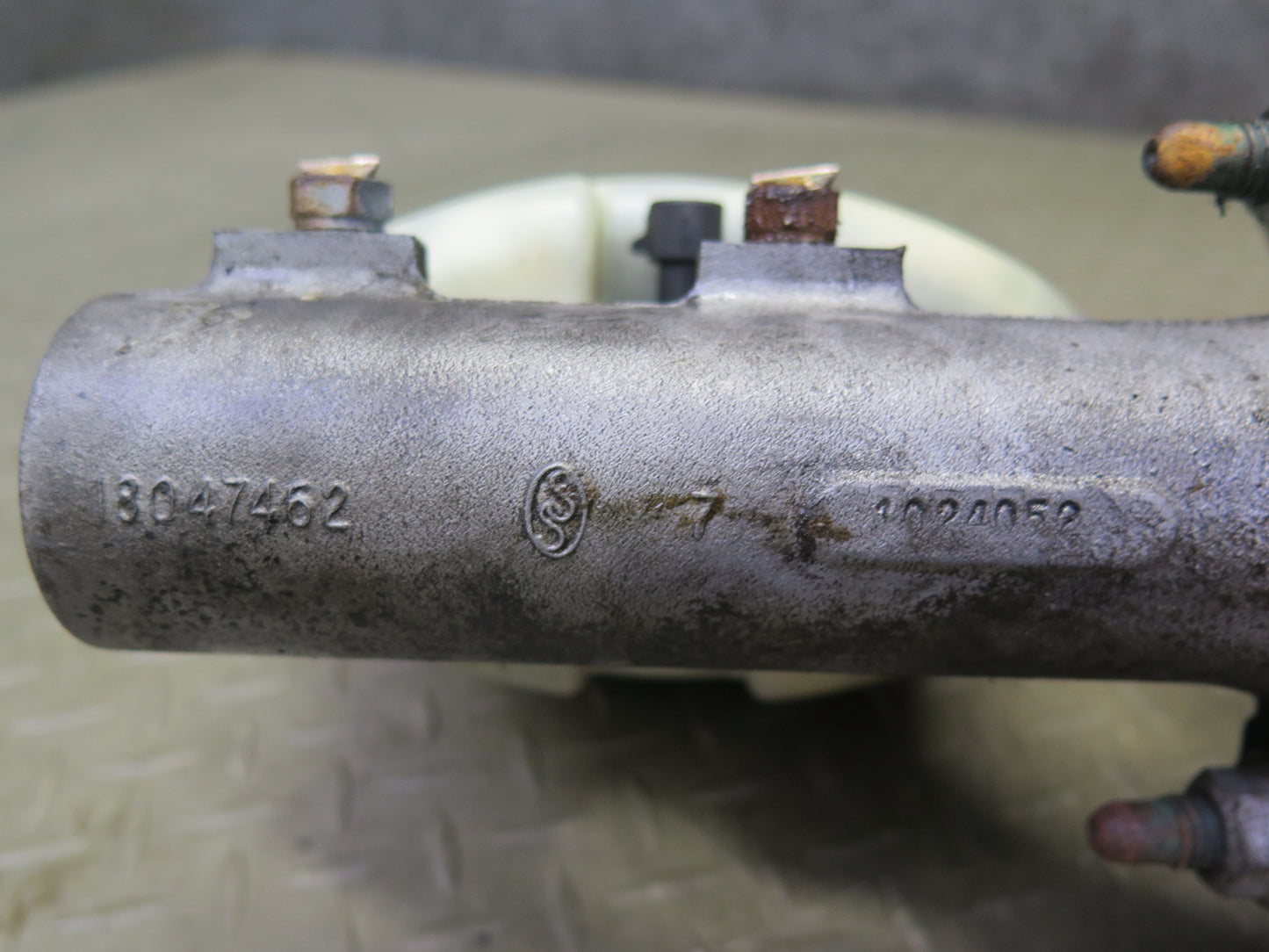 2003-2007 Hummer H2 Brake Master Cylinder Booster Fluid Reservoir