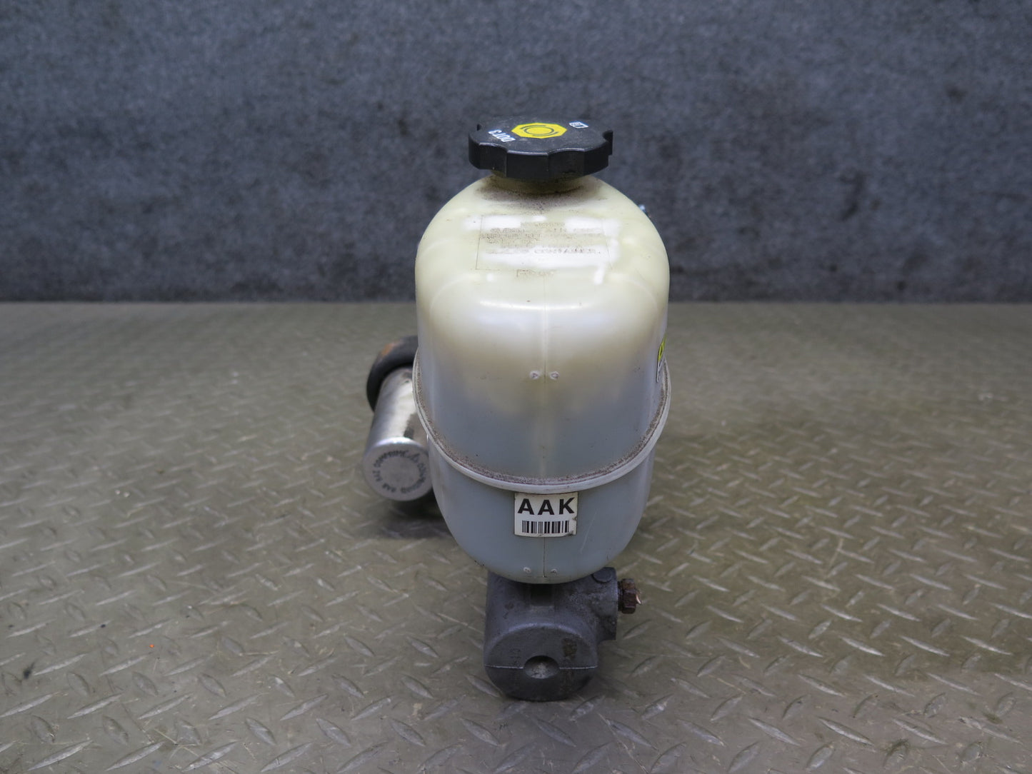 2003-2007 Hummer H2 Brake Master Cylinder Booster Fluid Reservoir