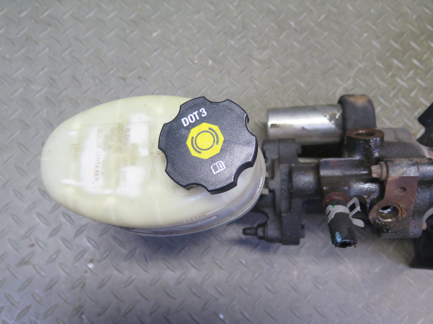 2003-2007 Hummer H2 Brake Master Cylinder Booster Fluid Reservoir