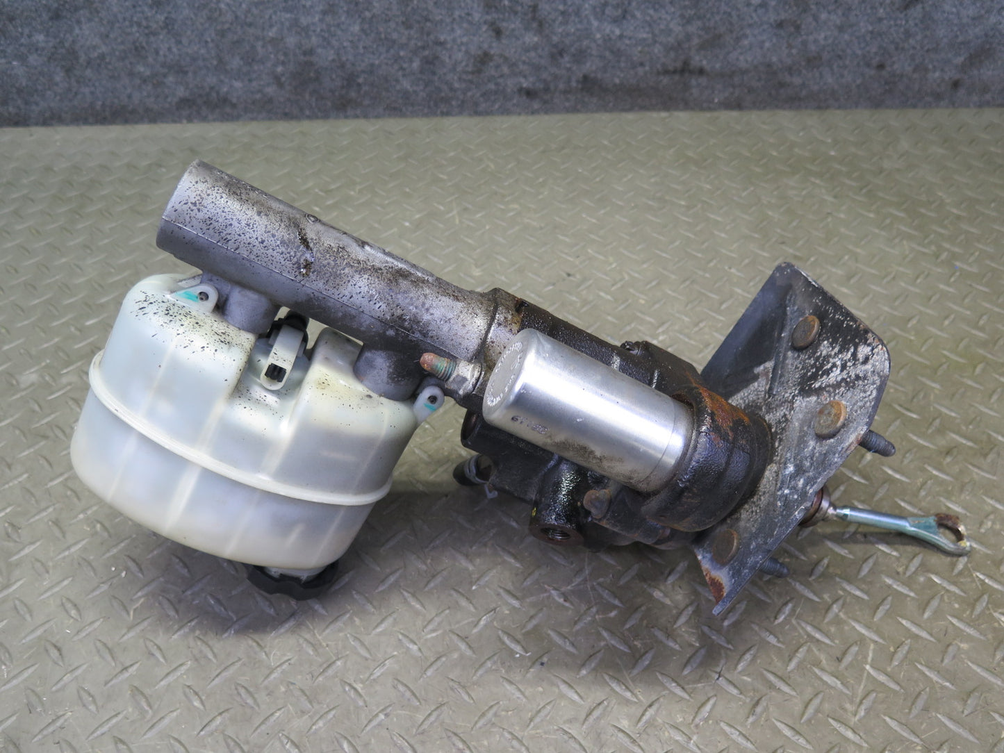 2003-2007 Hummer H2 Brake Master Cylinder Booster Fluid Reservoir