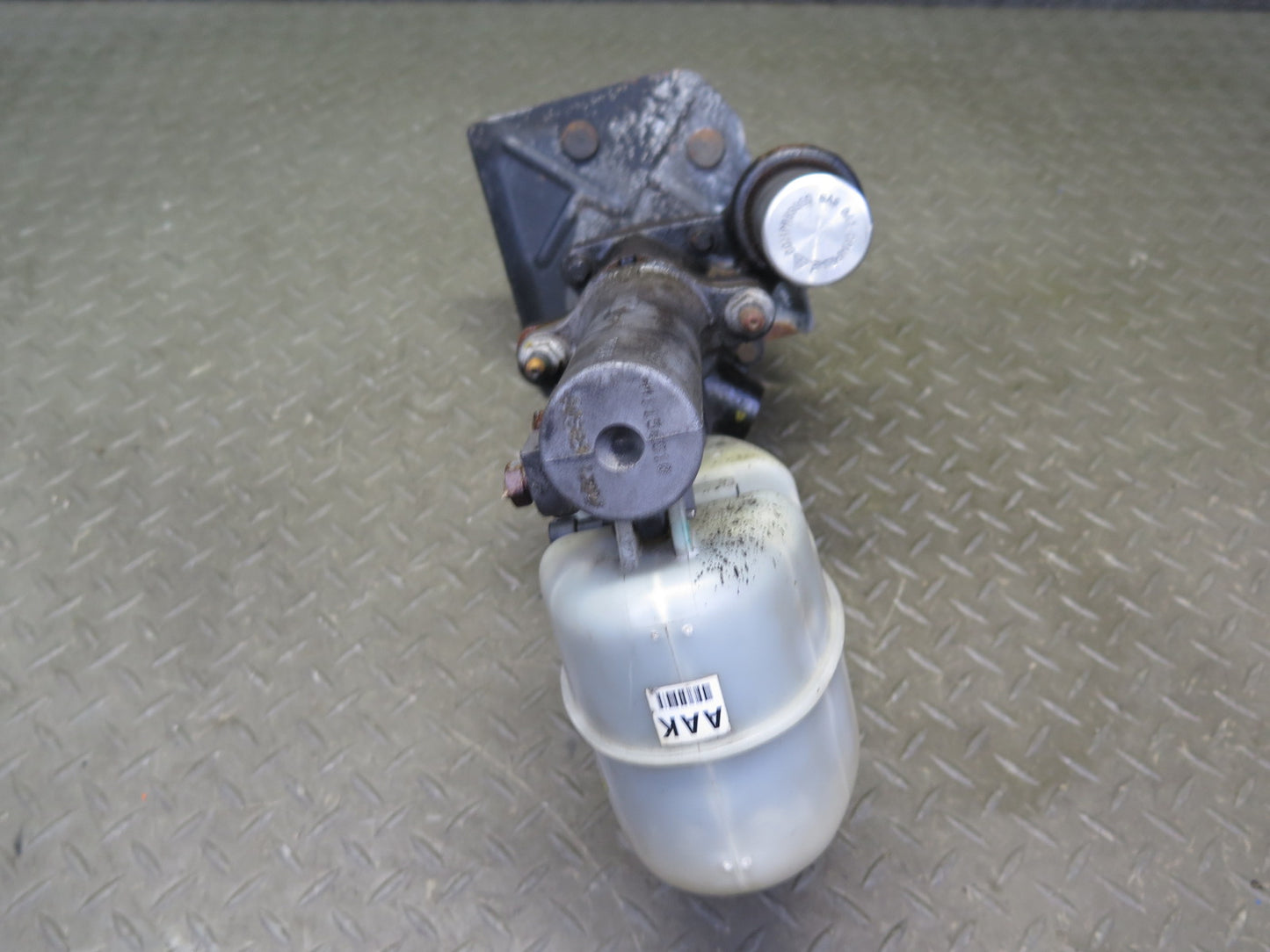 2003-2007 Hummer H2 Brake Master Cylinder Booster Fluid Reservoir