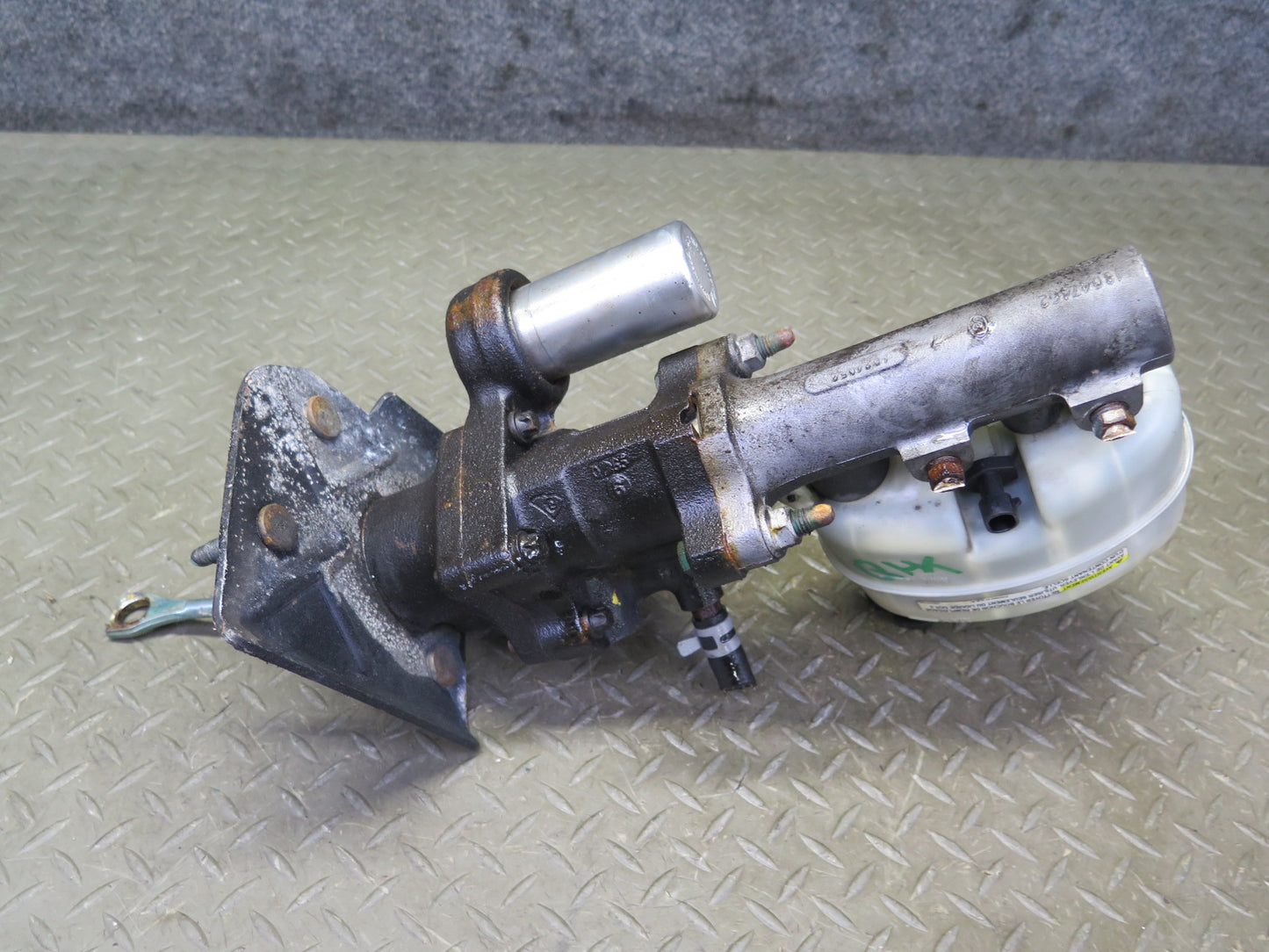 2003-2007 Hummer H2 Brake Master Cylinder Booster Fluid Reservoir